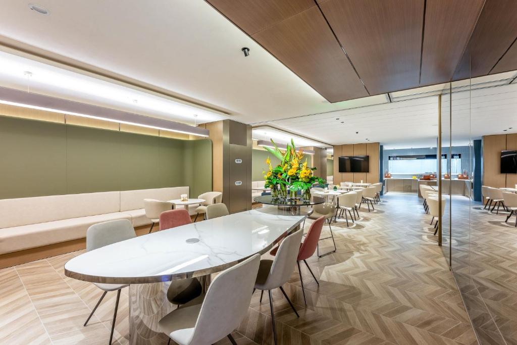 Holiday Inn Express Shanghai Jing'an Temple by IHG