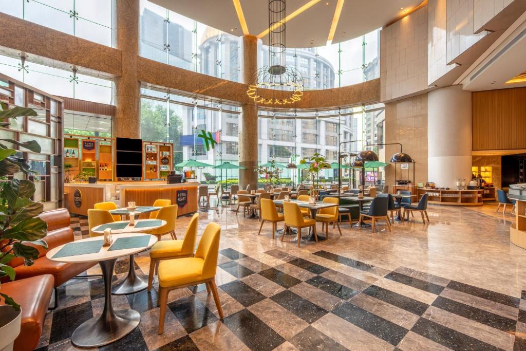 Holiday Inn Shanghai Nanjing Road by IHG