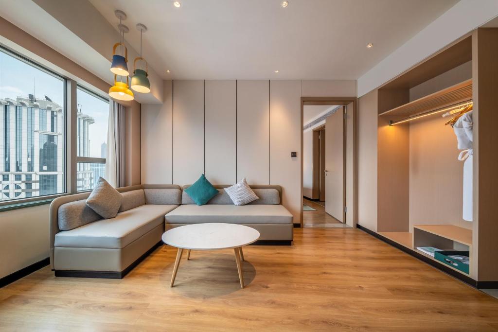 Holiday Inn Shanghai Nanjing Road by IHG