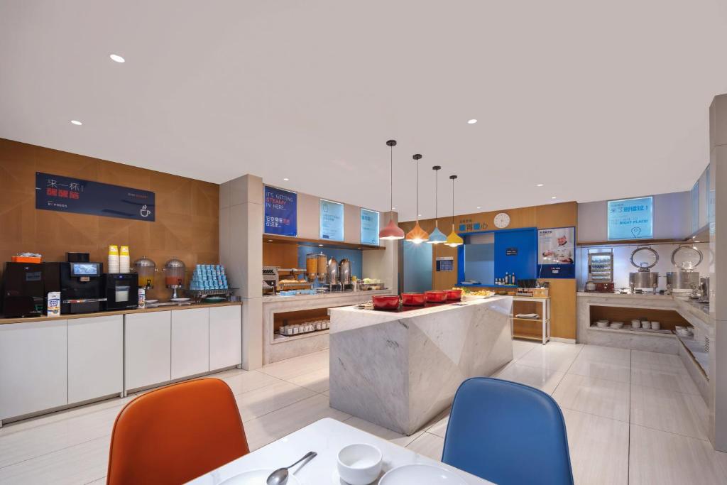 Holiday%20Inn%20Express%20Xi'an%20Bell%20Tower%20by%20IHG11.jpg