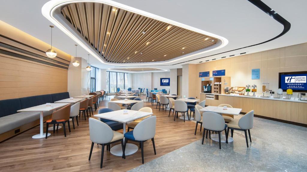 Holiday%20Inn%20Express%20Xi'an%20Qujiang%20Center%20by%20IHG1.jpg