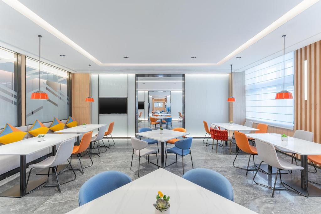Holiday%20Inn%20Express%20Guangzhou%20Panyu%20Dashi%20by%20IHG3.jpg
