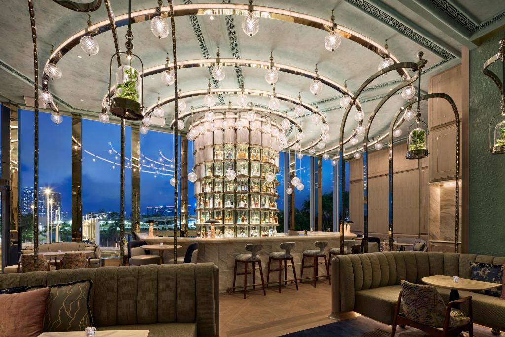 Four%20Seasons%20Hotel%20Hong%20Kong2.jpg