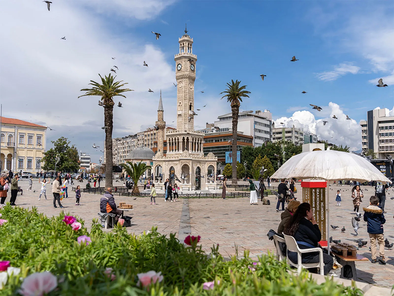 برج الساعة في ساحة كوناك  Konak Square Clock Tower