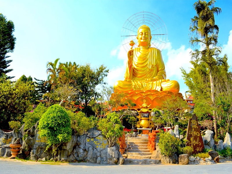 تمثال بوذا الذهبي  Golden Buddha Statue