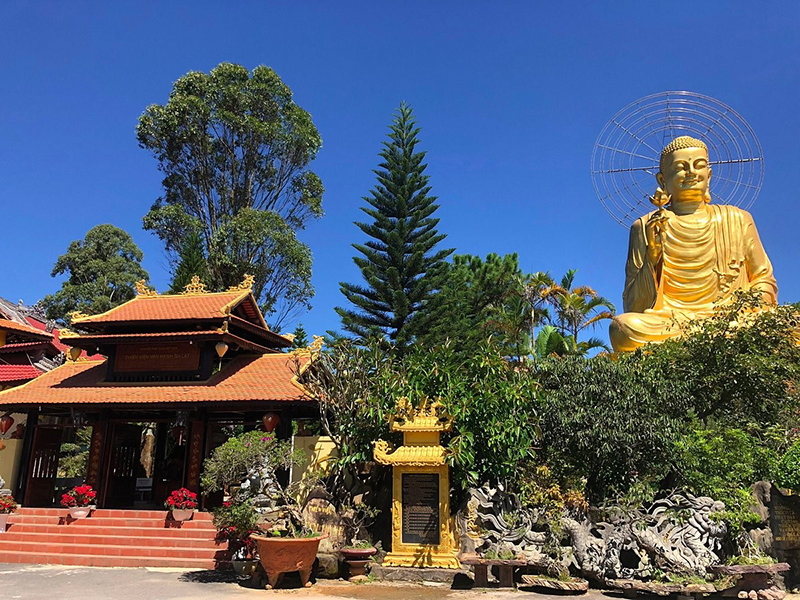 تمثال بوذا الذهبي  Golden Buddha Statue