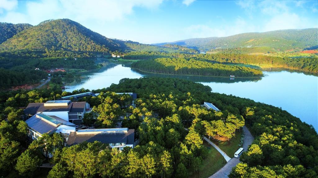 Terracotta%20Hotel%20&%20Villa%20Tuyen%20Lam%20Lake%20Dalat.jpg