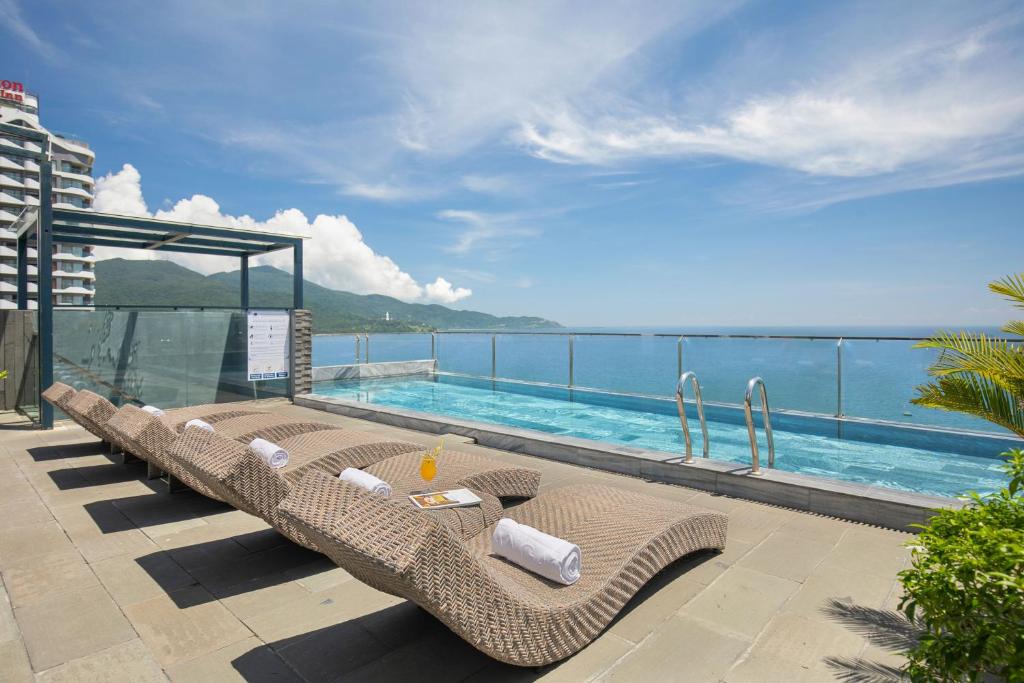 Mangata%20Beachfront%20Hotel1.jpg