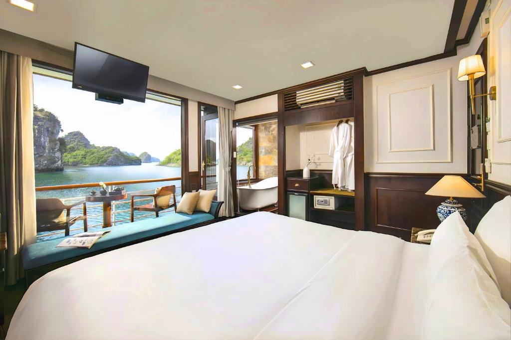 amanda%20cruise%20halong%20bay1.jpg