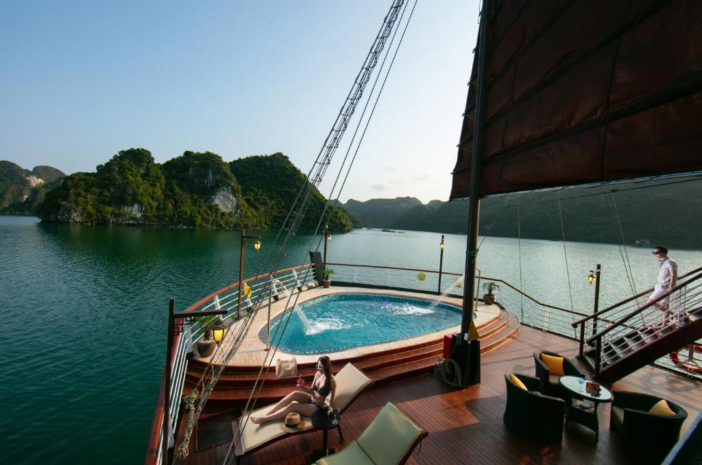 amanda%20cruise%20halong%20bay3.jpg