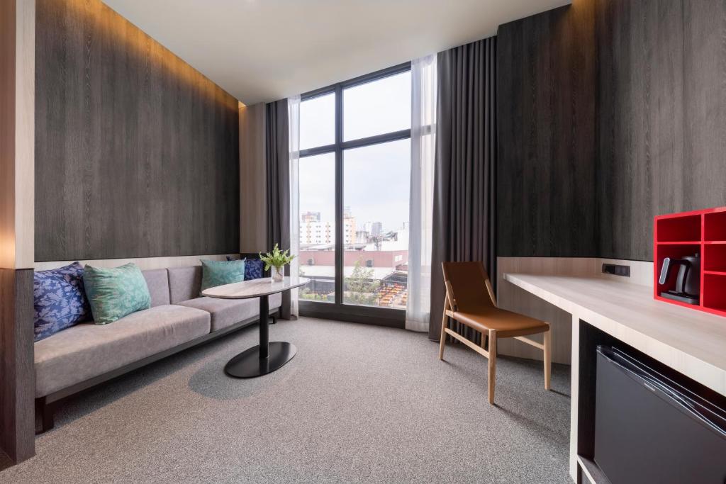 One-Bedroom%20Premier%20Queen%20Suite'.jpg