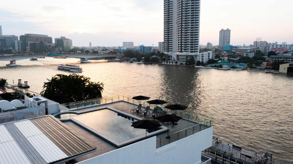 The%20StandardX,%20Bangkok%20Phra%20Arthit'.jpg