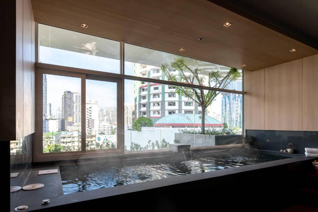Executive%20Suite7.jpg